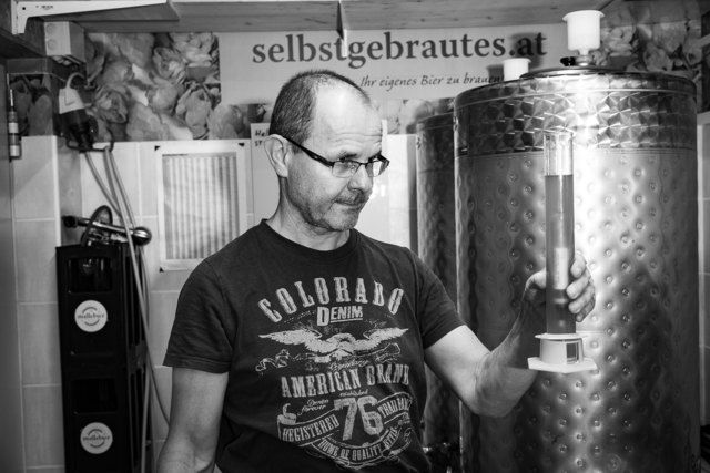 Genaue Kontrolle! Nach zehn Jahren als Bierbrauer ist Rudolf Malle ein ausgewiesener Experte