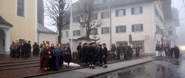 Dichter Nebel am Morgen bei der Ankunft der Vereine am Marktplatz in Thalgau