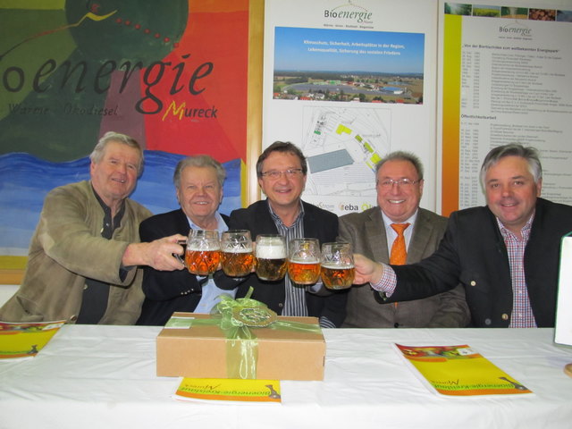 Prost: Ferdinand Jost, Karl Totter, Bgm. Anton Vukan, August Jost und SEEG-Obmann Karl Reiter-Haas (v.l.).