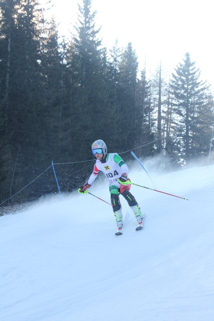 Beim Skifahren in seinem Element: Paul Sallegger düst den Hang hinunter. | Foto: Steinbauer