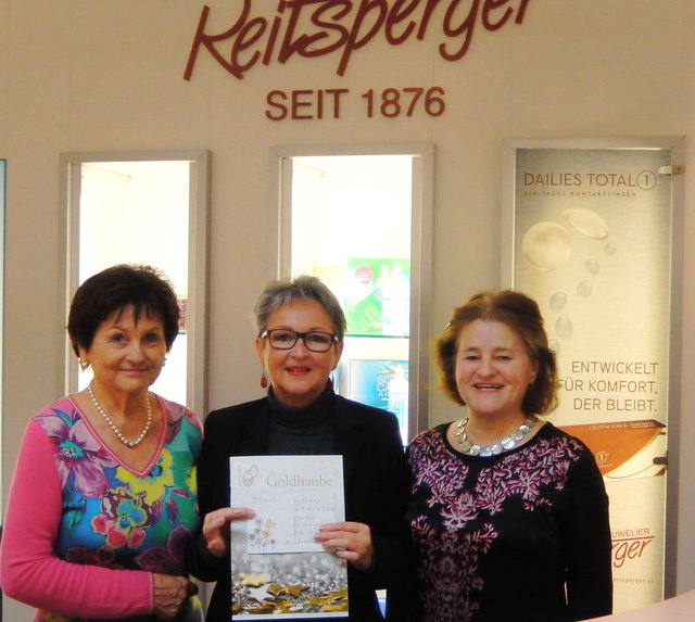 Die Vertreterinnen der Goldhaubengruppe bei der Spendenübergabe an Barbara Kainzner