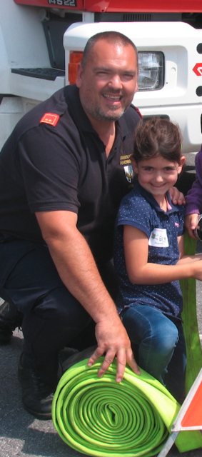 Sascha Drlo, seit dem Vorjahr Kommandant der FF Horn. Auf dem Foto: Besuch des Kindergartens.