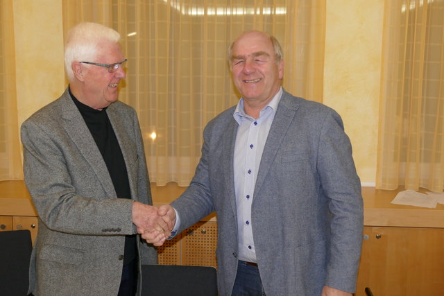 Josef Riesenberger (links) hat die Führung des Vereins an Alt-Bürgermeister Anton Aichinger übergeben