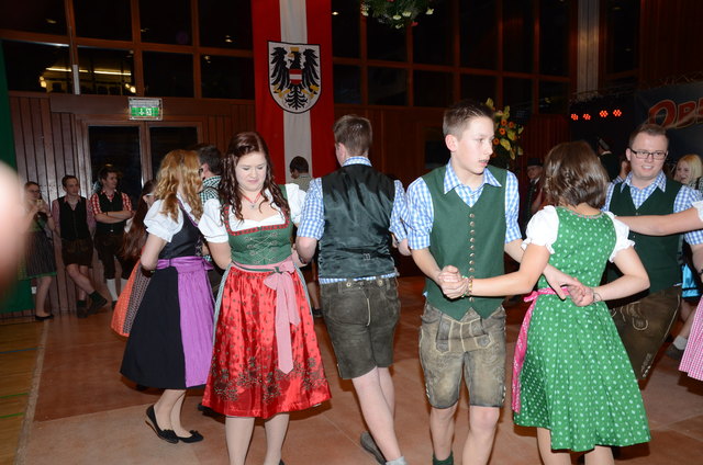 Eröffnet wird der Ball mit einer Polonaise der Kirchberger Volkstanzanzgruppe.