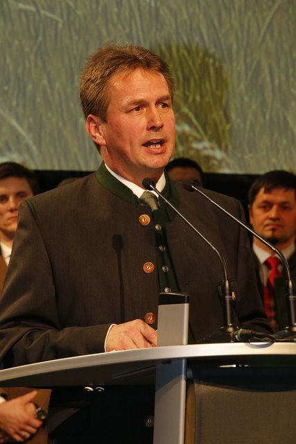 Spitzenkandidat Franz Titschenbacher bei seinen Worten zu den anwesenden Bauern.