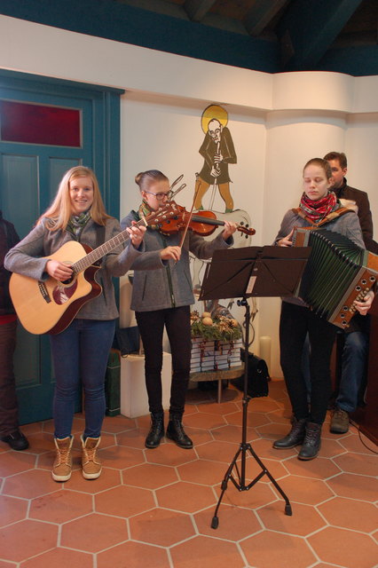 Das Triumvirat beim „Drei Dirndl Takt“ spielte am Hanstag auf.