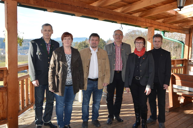 Die SPÖ-Bauernvertretung im Buschenschank Gutmann in Tiefenbach bei der Präsentation des Wahlprogramms.