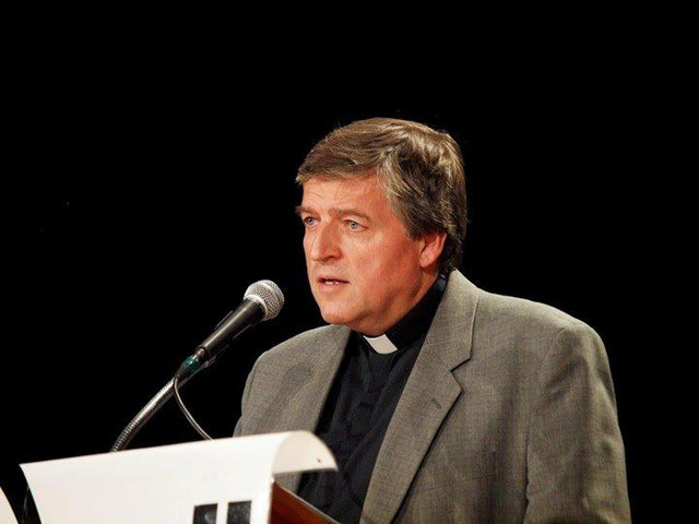 Helmut Schüller informiert über die Fairtrade-Philosophie in Neunkirchen.