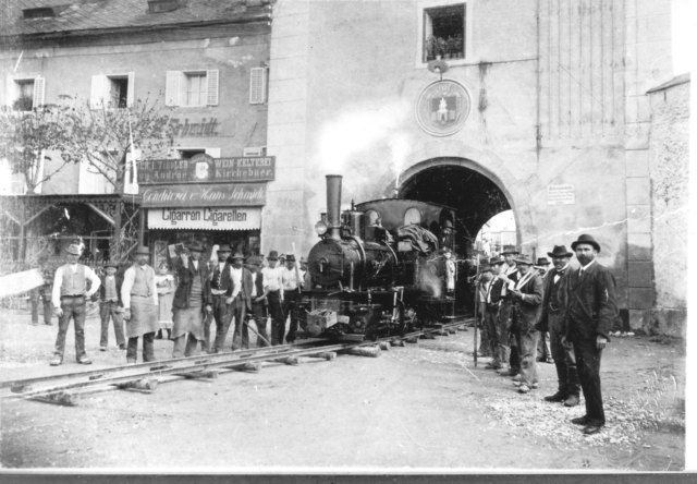 Lokomotive vor dem Oberen Stadttor zum Transport der Steine für den Bau der Länderbrücke 1902.