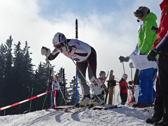 Die Startposition eingenommen und schon ging es für die Skifahrer auf der Piste den Steilhang hinunter.