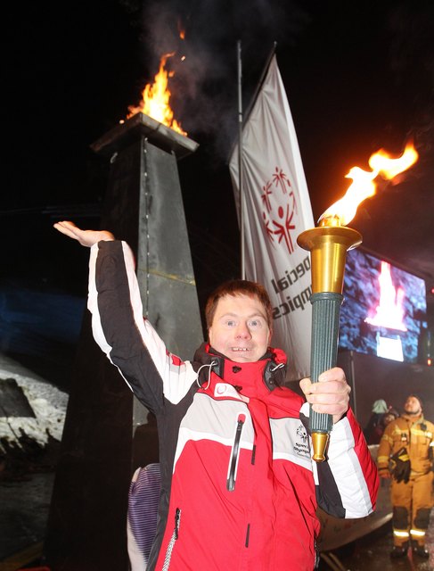 Große Freude bei Alexander Radin: Er durfte die olympische Flamme entzünden
