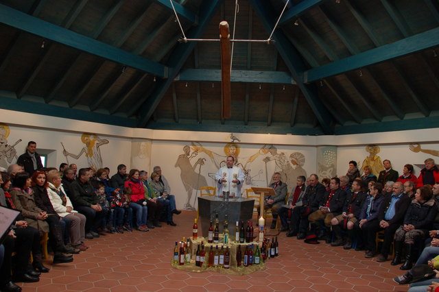Pfarrer Markus Lehr segnete den Wein in der Wernersdorfer Emmauskapelle.