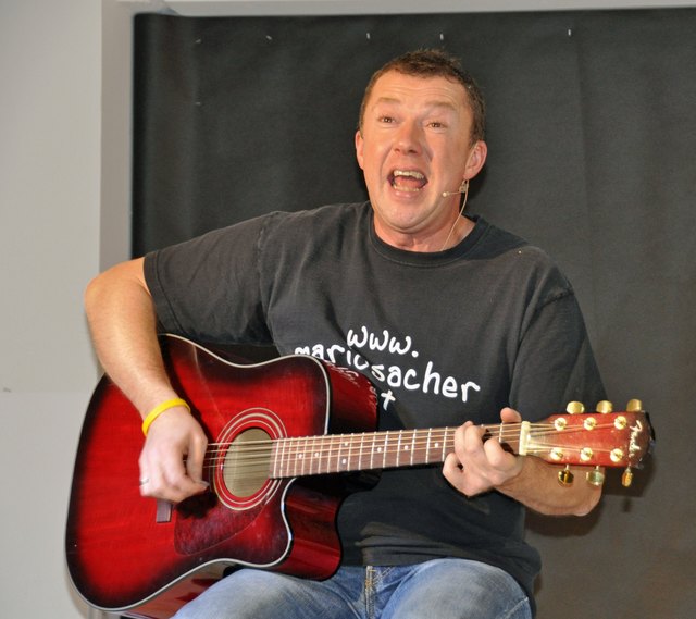 Mario Sacher und seine Gitarre: Ein eingespieltes Team