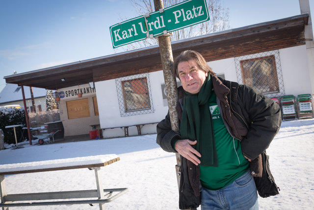 Karl Urdl - Platz: Das Schild war ein Geburtstagsgeschenk für Urdl und ziert seither den Sportplatz.