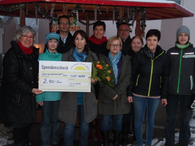 Cafe Ingrid, Irene und Peter Arbeithuber bei der Spendenübergabe an die Kinderkrebshilfe OÖ (Obfrau Agnes Stark) € 2.100,00 Euro DANKE an alle Spender und Helfer!