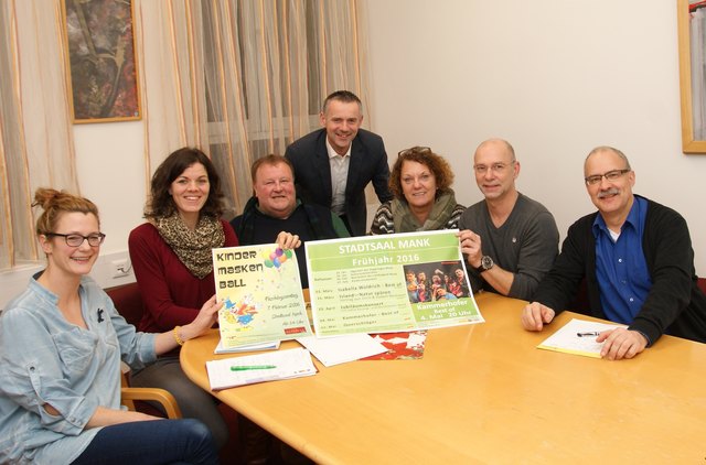 Alexandra Labenbacher-Konecny, Elisabeth Zuser, Richard Untertrifallner, Martin Leonhardsberger, Martina Punz, Martin Sommer und Otmar Garschall präsentieren das Programm