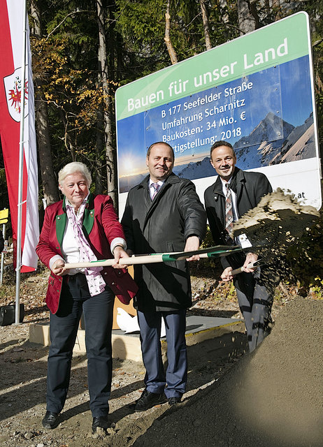 Das größte Projekt 2016 ist die Umfahrung Scharnitz (im Bild Spatenstich mit LH-Stv. J. Geisler, Mi.).