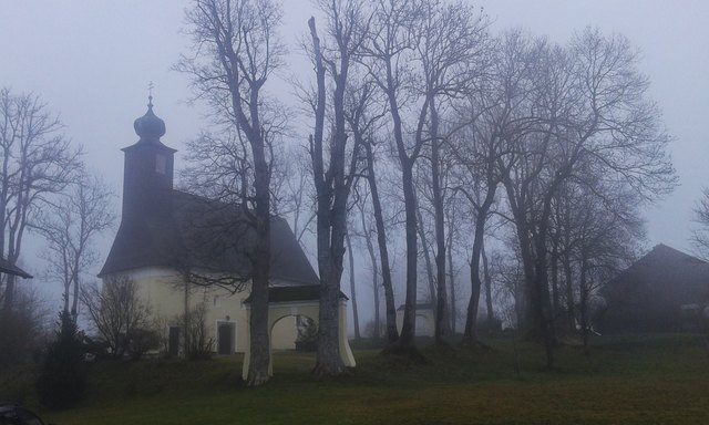 Die Filialkirche Peter und Paul in Berg im Attergau.https://www.atterwiki.at/index.php?title=Berg_im_Attergau