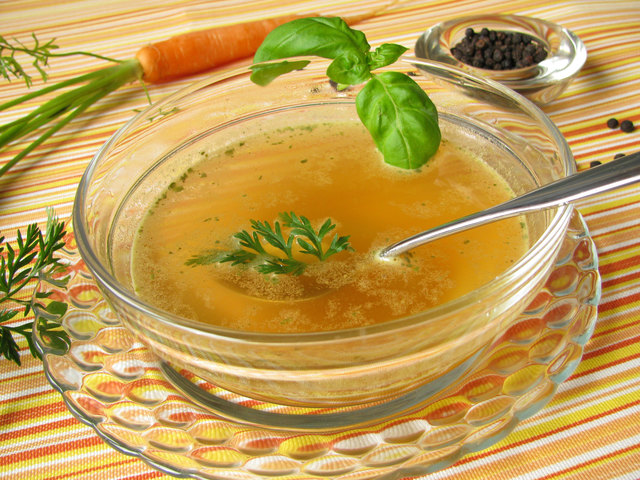 Suppe ist ein Allrounder beim Fasten: Sie versorgt den Körper mit Flüssigkeit und wertvollen Mineralien.