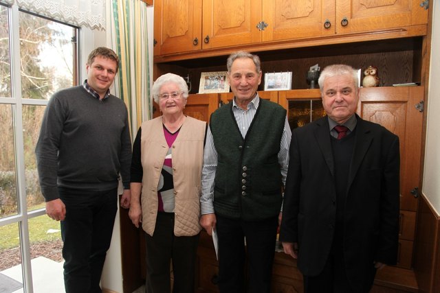 Jubilar Toni Spari mit Gattin und den Gratulanten