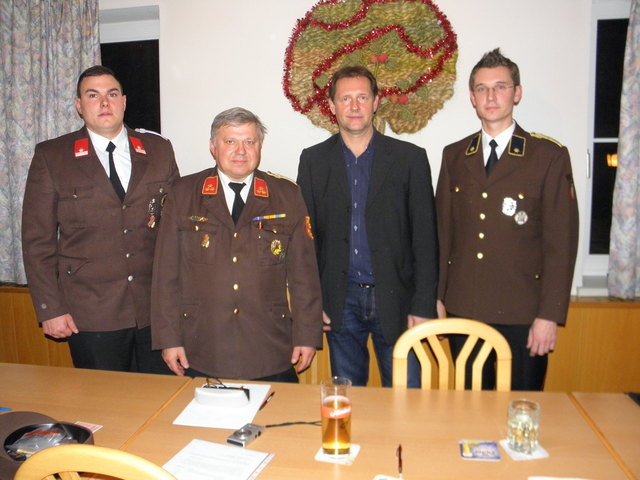 Kdt.- Stv. Thomas Haslinger, Kdt. Josef Hollnsteiner, Bgm. Rudolf Divinzenz und Verwalter Johannes Lehenbauer.