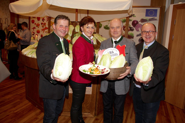 Chinakohl-Fans: Franz Kober, LWK-Vizepräsidentin Maria Pein, LR Hans Seitinger und BGV-Präsident Fritz Rauer (v.l.).
