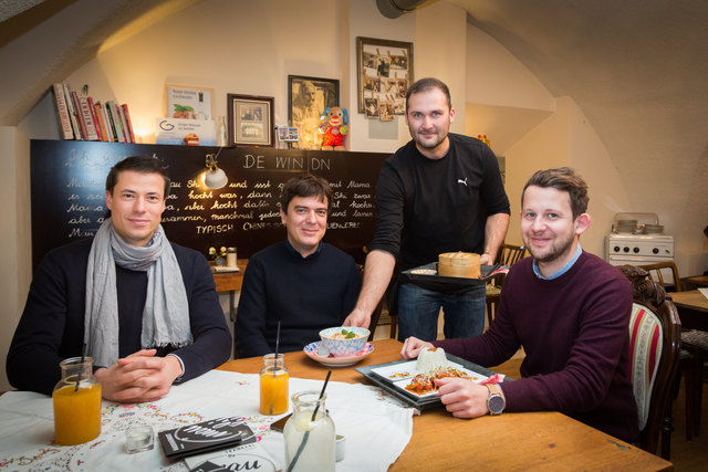 Unterschiedliches aus der asiatischen Küche, serviert von Patrick Gumilar, gab es für Rene Gradwohl, Jörg Kahlbacher und WOCHE-Redakteur Max Daublebsky (v. l.) im Mau Shi. | Foto: geopho.com