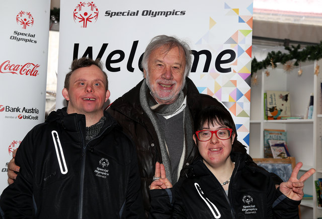 Heinz Tippl mit den Special-Olympics-Athleten Joachim Lampel und Birgit Gebhardt (r.)