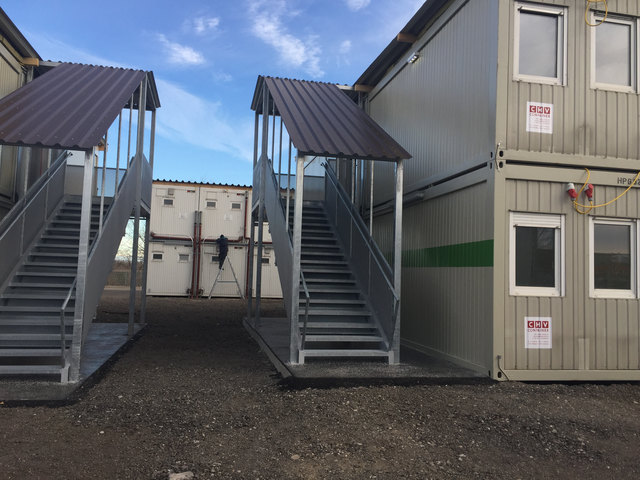 Im Containerdorf am Flughafen kam es zu Ausschreitungen unter Flüchtlingen.