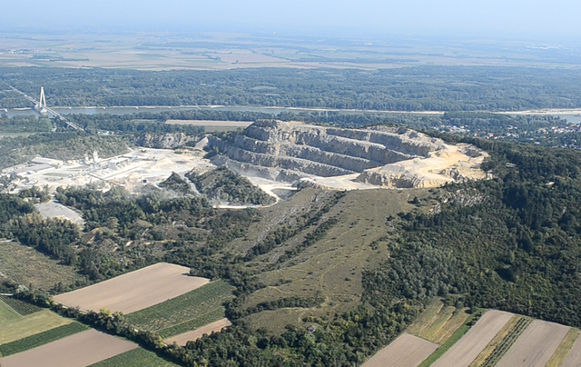 Die Hollitzer-Werke in Bad Deutsch Altenburg scheiden die Geister, jetzt geht es um die Staubbelastung. | Foto: Franz Simeth