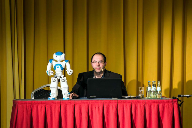 Obmann Bernhard Löwenstein mit NAO Naomi bei der IoT-Konferenz in München.