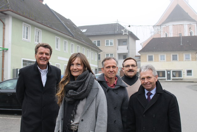 Vor dem alten SPAR-Gebäude: Thomas Rusin, Karin Mayr, Günther Hochegger, Johann Hochhauser, Johann Doppelbauer (v.l.).