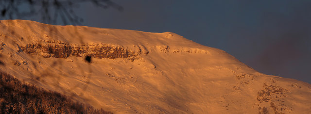 Heute am Morgen beleuchtete die Sonne ein Gebirgsmassiv namens Zallin.