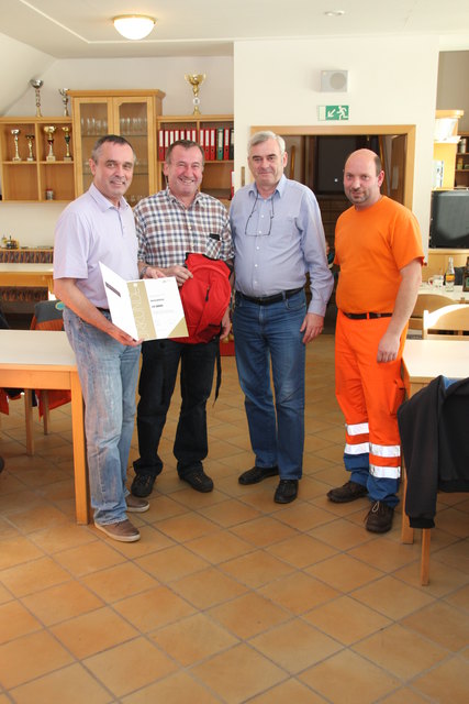 Rudolf Westermayer (AK Bezirksstellenleiter), Erich Brüger - Obmann der Personalvertretung und
auch Jubilar; Gerhard Heinzl (Straßenmeister der Straßenmeisterei Poysdorf) und Thomas Leisser (Obmann Stv.).