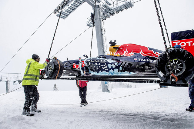Der Toro-Rosso-F1-Bolide wurde auf den Hahnenkamm geflogen.