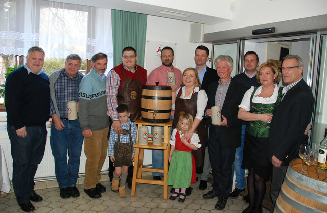 Worthington-Betriebsleiter Günther Ehrgott, Winzer Franz Poinstingl, Pfarrer Franz Trondl, Almir Husejnovic, Gerhard Teufl, Irma Husejnovic, Worthington-Geschäftsführer Christian Bruckner und Vizebürgermeister Ludwig Hable.