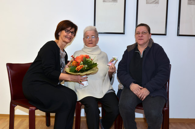 1000. Aktivpass: Stadträtin Margarete Josseck-Herdt mit Erna Pump und deren Tochter Claudia Humenberger.