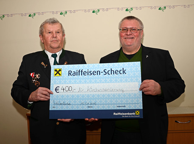 Kameradschaftsbund-Obmann Hubert Sallaberger übergab einen Scheck von 400 Euro für die Kirchensanierung  an Pfarrer  Franz Steinkogler. | Foto: Josef Pointinger