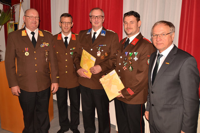 Abschnittskommandant Johann Reinpreicht (l.), Peter Baptist, Franz Maier, Martin Jedzik und Bürgermeister Josef Ober. | Foto: Feuerwehr Feldbach