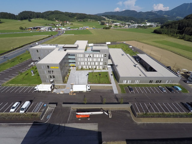 Als multinationale Unternehmensgruppe mit Sitz in Salzburg erwirtschaftete das Unternehmen mit rund 8.000 Mitarbeitern 2014 einen Gesamtumsatz von rund einer Million Euro.