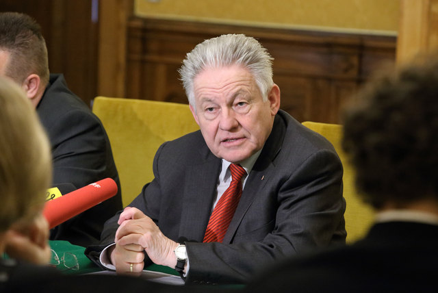 Landeshauptmann Josef Pühringer gibt einen Ausblick auf die Förderschwerpunkte im Gesundheitswesen 2016. | Foto: Land OÖ/Schauer