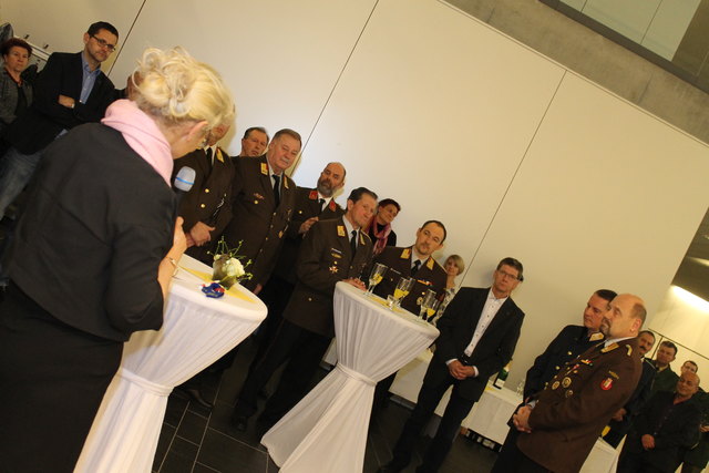 Bezirkshauptfrau Wilbirg Mitterlehner bedankte sich bei den Einsatzkräften für den Einsatz 2015.