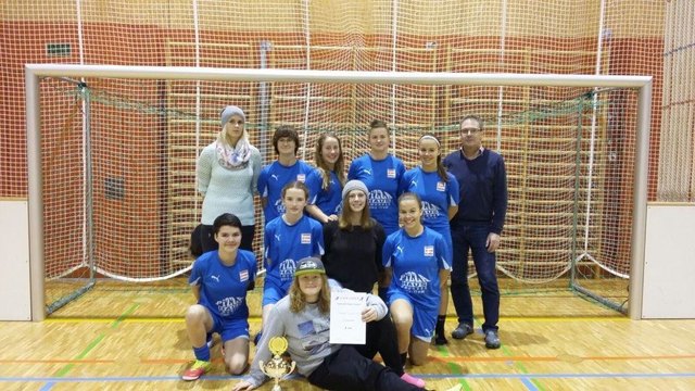 Die jungen Fußballerinnen aus Altmünster überraschten beim Frauen-Regionsturnier in Kirchdorf mit dem dritten Platz.