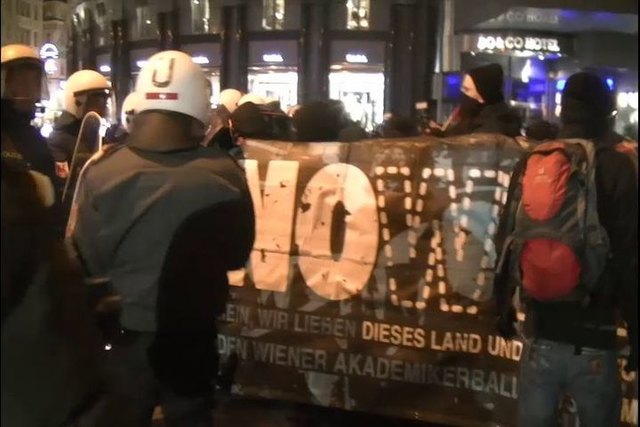 In Wieselburg wird ein Film über den umstrittenen Akademikerball in Wien gezeigt.