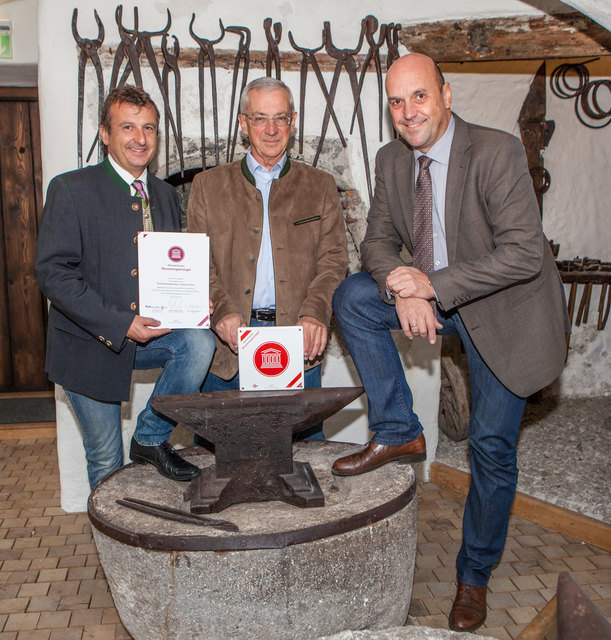 Feierten den positiven Abschluss (im Bild von links): Bachschmiede-GF Bernhard Robotka, ehrenamtlicher Museumskustos Ulrich Höllhuber und Bürgermeister Joachim Maislinger.
