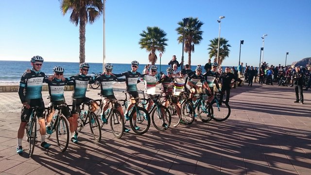 Felix Gall (3.v.r.) mit dem Team Klein Constantia im spanischen Calpe.