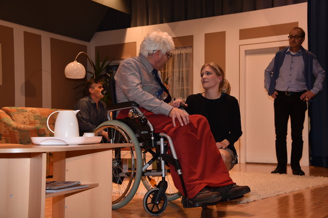 Die Theatergruppe Samnaun lädt zu Vorstellung von "Opa lässt es krachen".