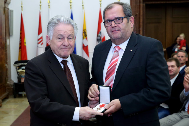 LH Pühringer ehrte Kurt Eckel mit dem goldenen Verdienstzeichen für sein langjähriges, soziales Engagement.