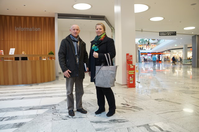 Gerhard Hödl und Birgit Prinz an der Stelle im Traisenpark, an der sie die Smoothie Bar eröffnen werden: Im Erdgeschoß neben der Info.