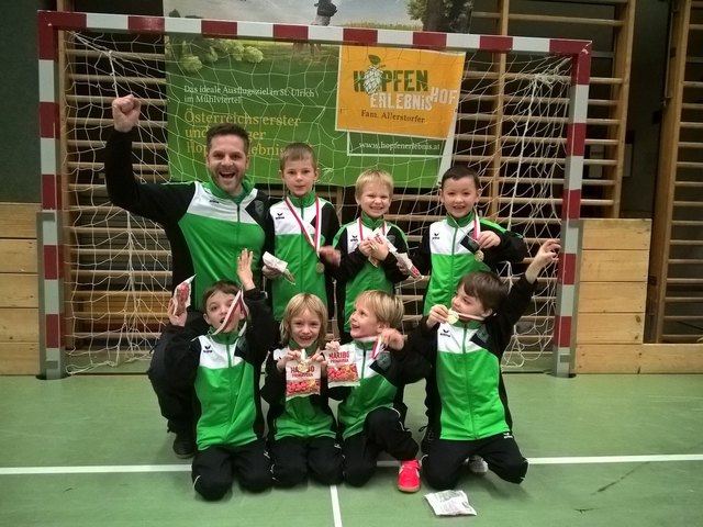 Die siegreiche U7-Mannschaft aus Niederwaldkirchen: vorne v.l.: Erik Schneitler, Frederik Silber, Noah Raab, Luis Schneitler, hinten v.l.: Gregor Schneitler (Trainer), Alexander Wakolbinger, Leo Rabeder, Christian Kepplinger.